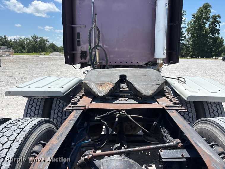 image for item ER3084 2016 Freightliner Columbia 120 Glider semi truck