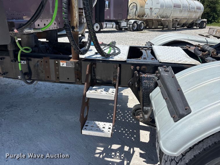 image for item ER3084 2016 Freightliner Columbia 120 Glider semi truck