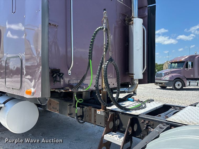 image for item ER3084 2016 Freightliner Columbia 120 Glider semi truck