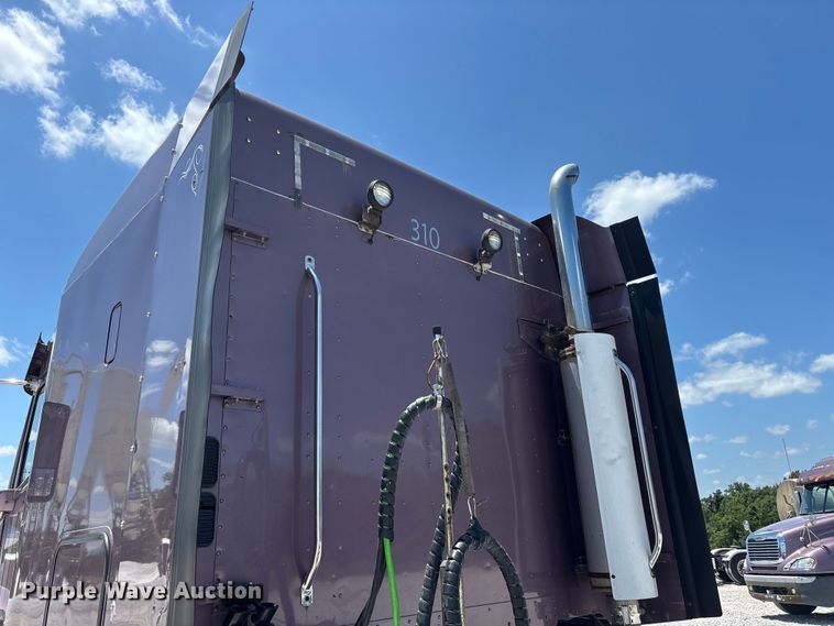 image for item ER3084 2016 Freightliner Columbia 120 Glider semi truck