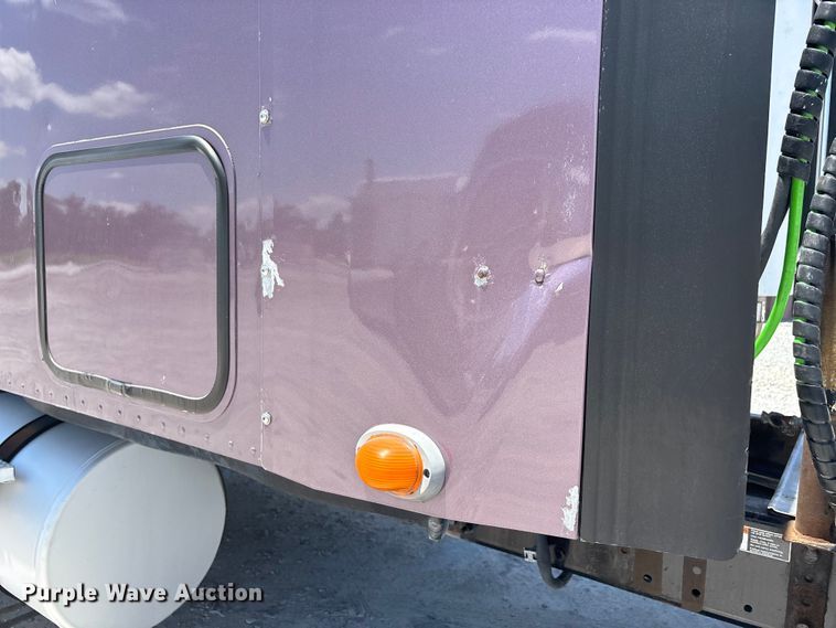 image for item ER3084 2016 Freightliner Columbia 120 Glider semi truck