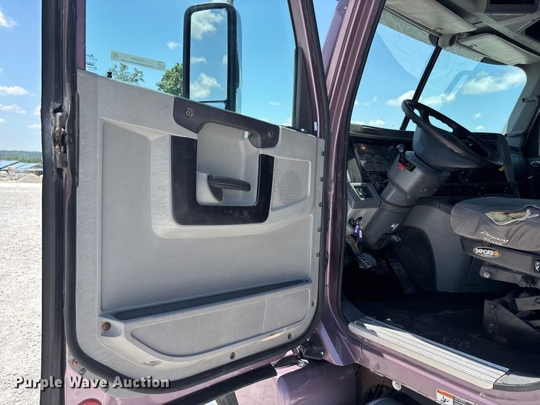 image for item ER3084 2016 Freightliner Columbia 120 Glider semi truck