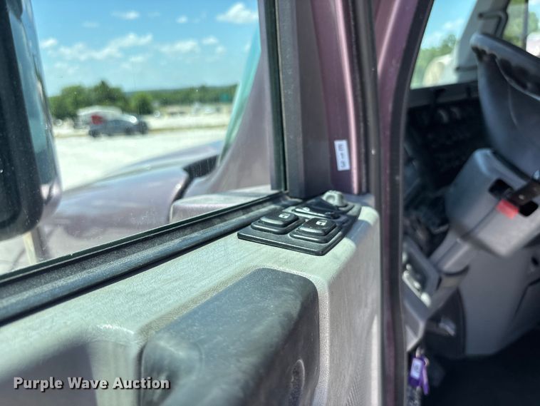 image for item ER3084 2016 Freightliner Columbia 120 Glider semi truck
