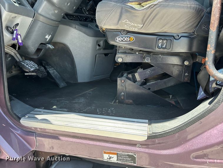 image for item ER3084 2016 Freightliner Columbia 120 Glider semi truck