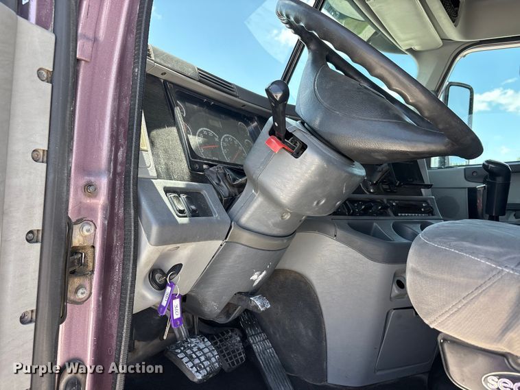 image for item ER3084 2016 Freightliner Columbia 120 Glider semi truck