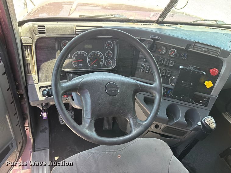 image for item ER3084 2016 Freightliner Columbia 120 Glider semi truck
