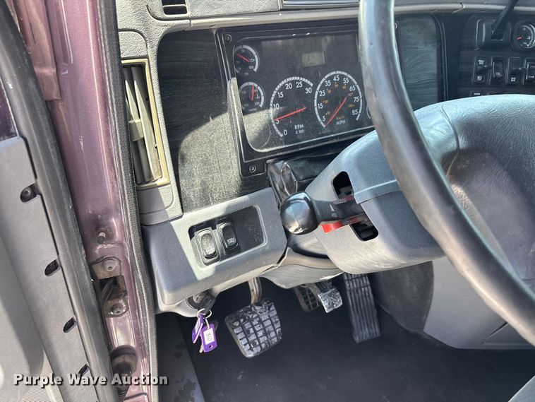 image for item ER3084 2016 Freightliner Columbia 120 Glider semi truck