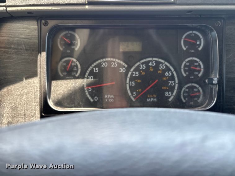 image for item ER3084 2016 Freightliner Columbia 120 Glider semi truck