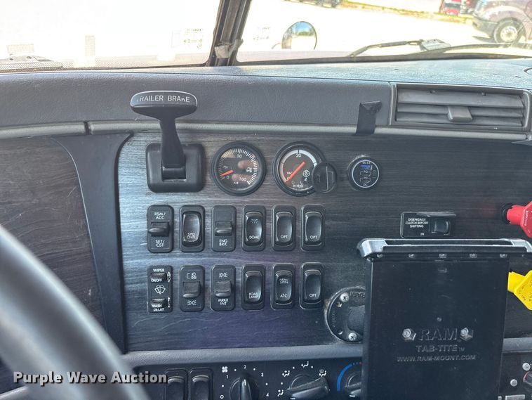 image for item ER3084 2016 Freightliner Columbia 120 Glider semi truck