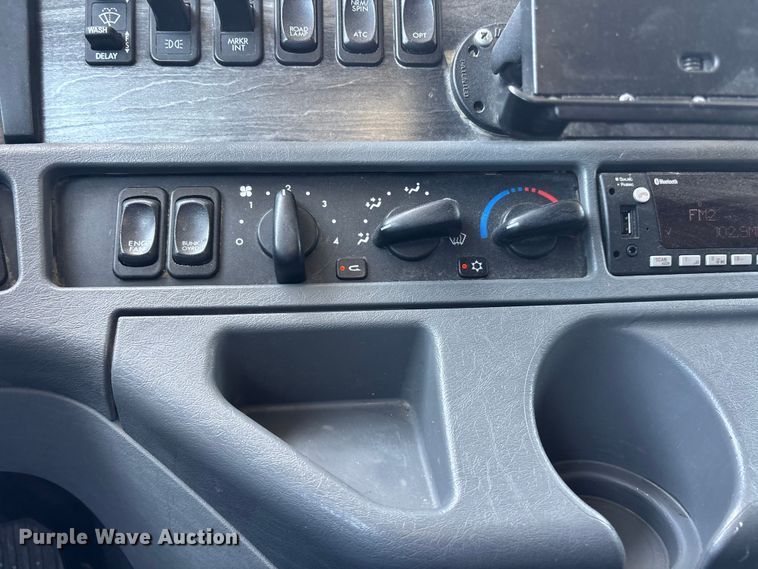 image for item ER3084 2016 Freightliner Columbia 120 Glider semi truck