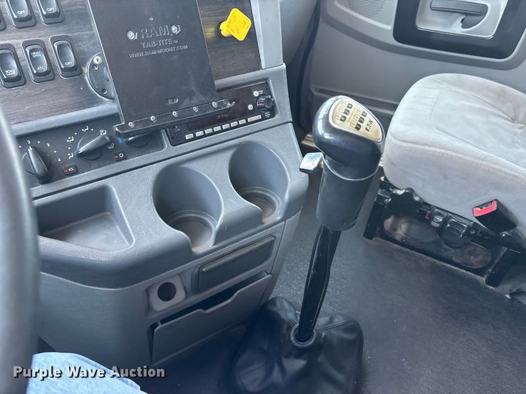 image for item ER3084 2016 Freightliner Columbia 120 Glider semi truck