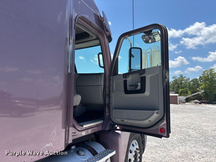 image for item ER3084 2016 Freightliner Columbia 120 Glider semi truck