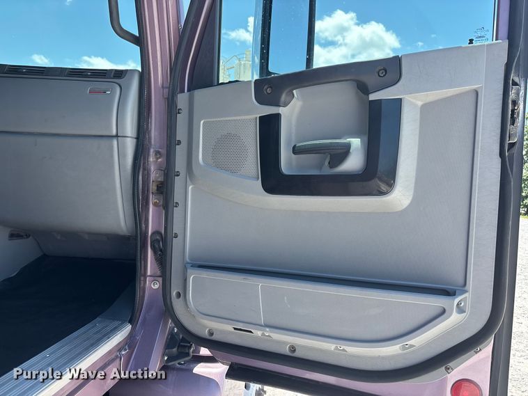 image for item ER3084 2016 Freightliner Columbia 120 Glider semi truck