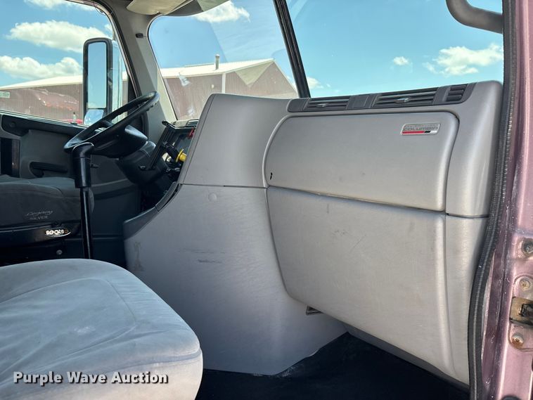 image for item ER3084 2016 Freightliner Columbia 120 Glider semi truck