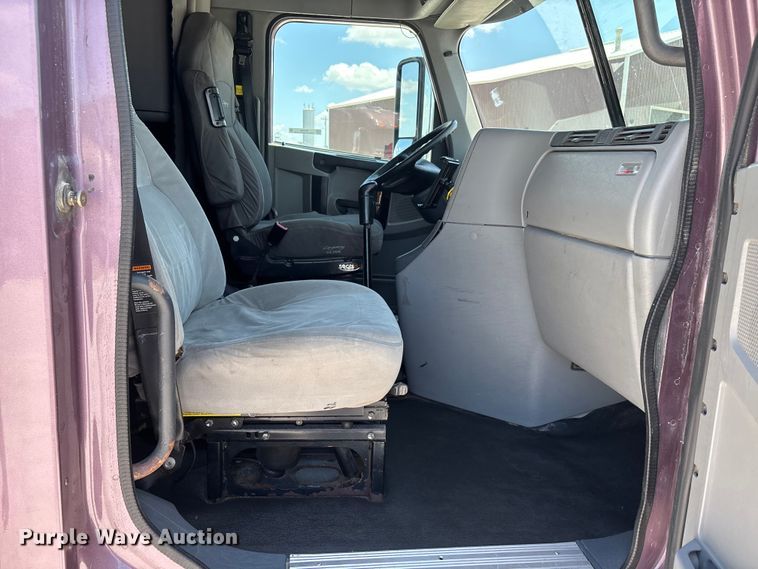 image for item ER3084 2016 Freightliner Columbia 120 Glider semi truck