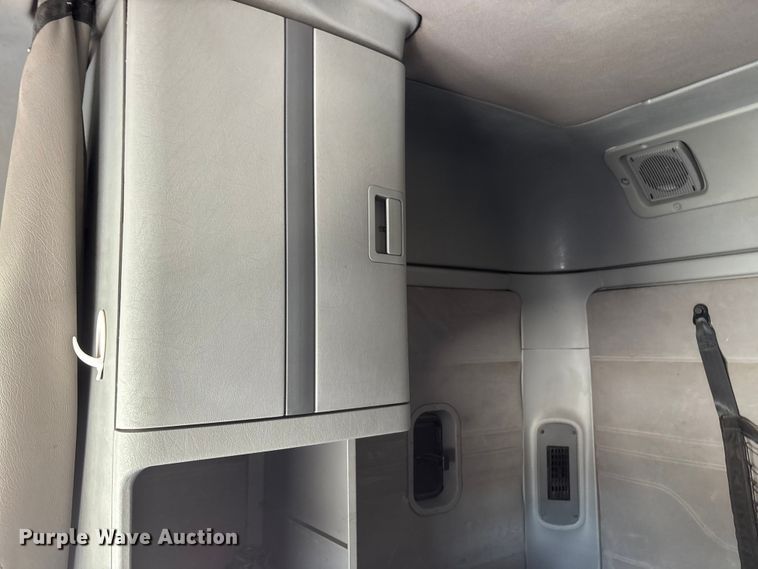 image for item ER3084 2016 Freightliner Columbia 120 Glider semi truck