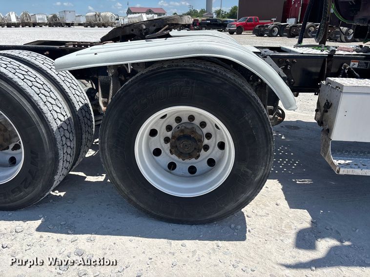 image for item ER3084 2016 Freightliner Columbia 120 Glider semi truck