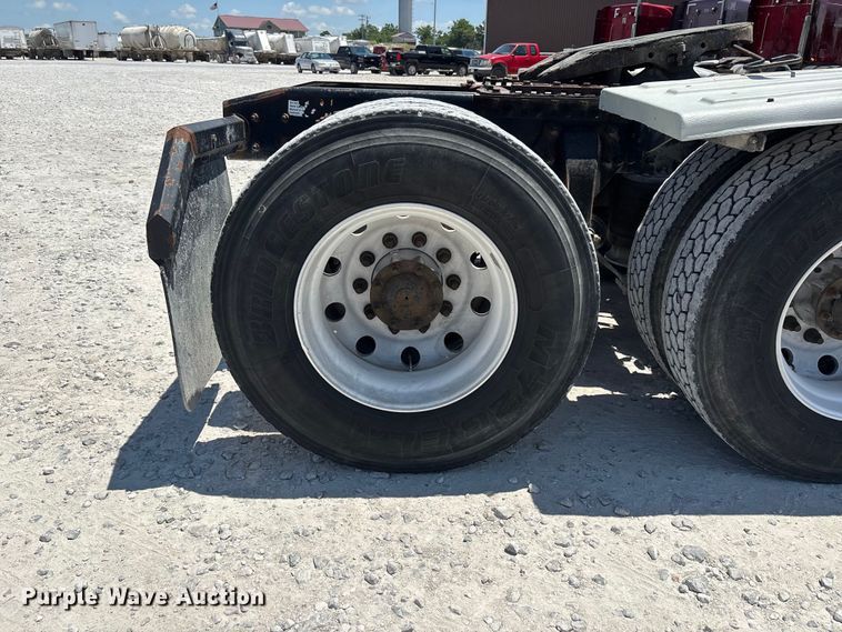 image for item ER3084 2016 Freightliner Columbia 120 Glider semi truck
