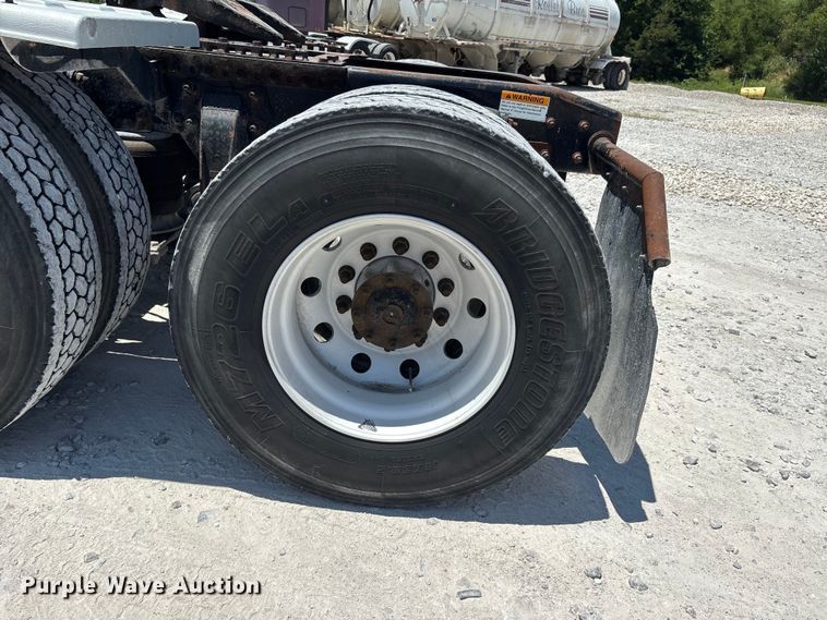 image for item ER3084 2016 Freightliner Columbia 120 Glider semi truck