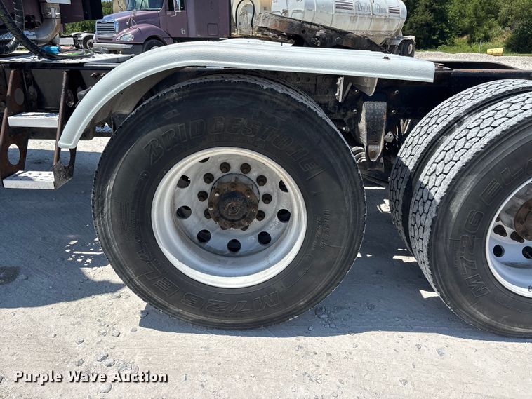 image for item ER3084 2016 Freightliner Columbia 120 Glider semi truck