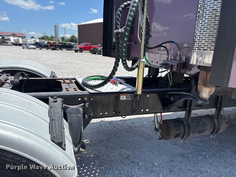image for item ER3085 2017 Freightliner Columbia 120 Glider semi truck