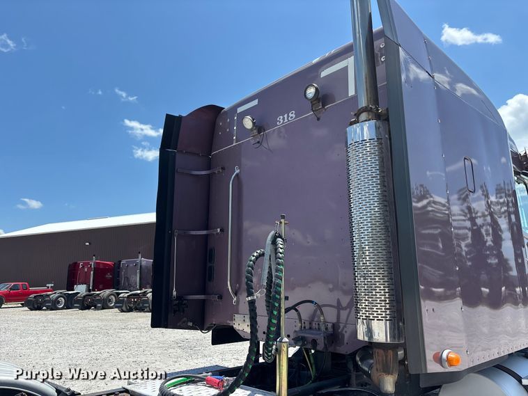 image for item ER3085 2017 Freightliner Columbia 120 Glider semi truck