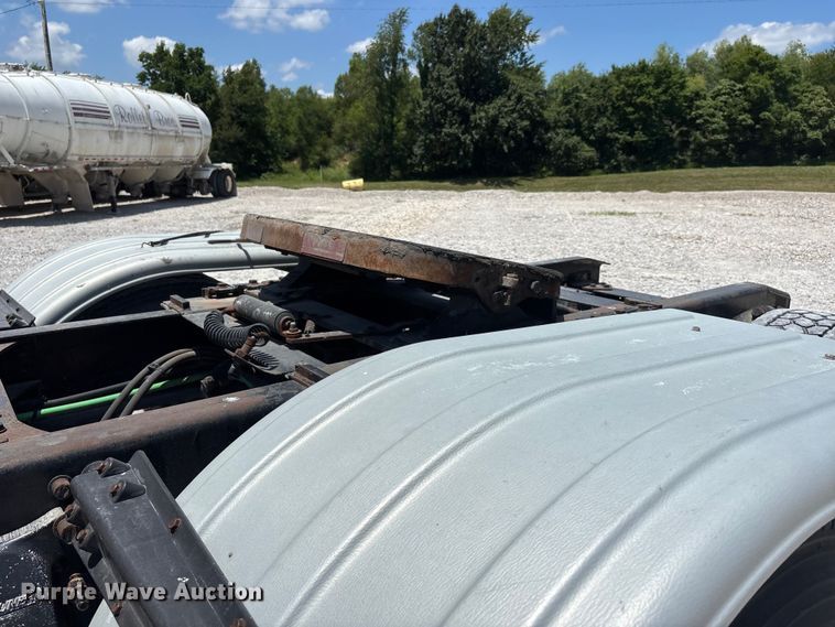 image for item ER3085 2017 Freightliner Columbia 120 Glider semi truck