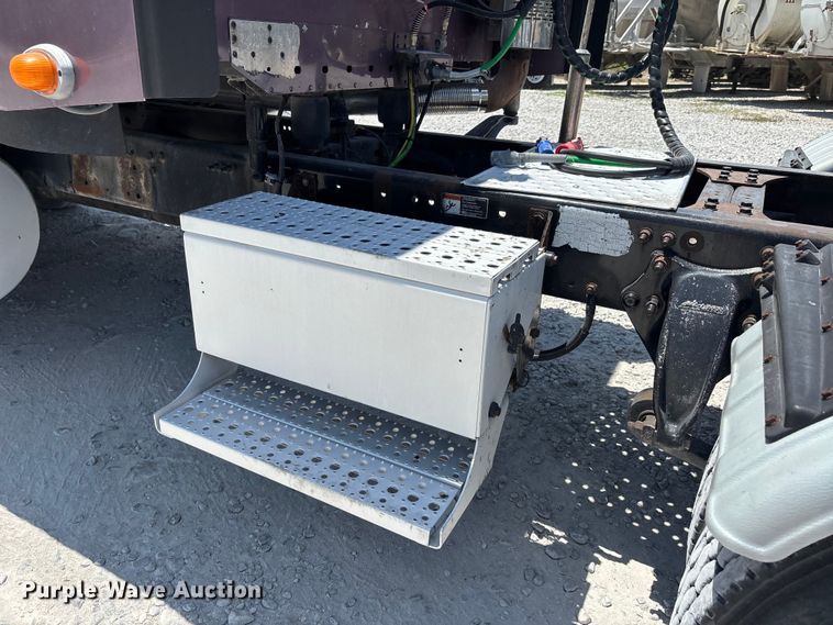 image for item ER3085 2017 Freightliner Columbia 120 Glider semi truck