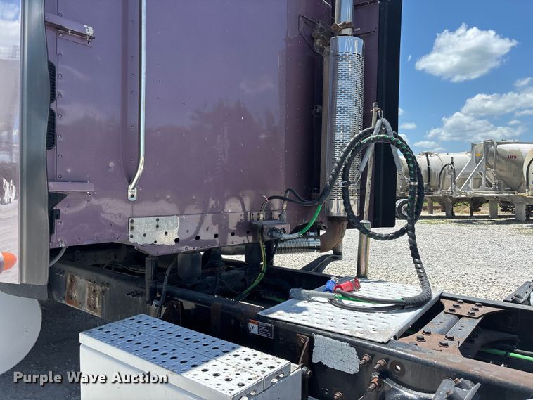 image for item ER3085 2017 Freightliner Columbia 120 Glider semi truck