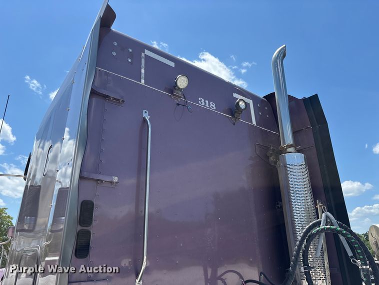 image for item ER3085 2017 Freightliner Columbia 120 Glider semi truck