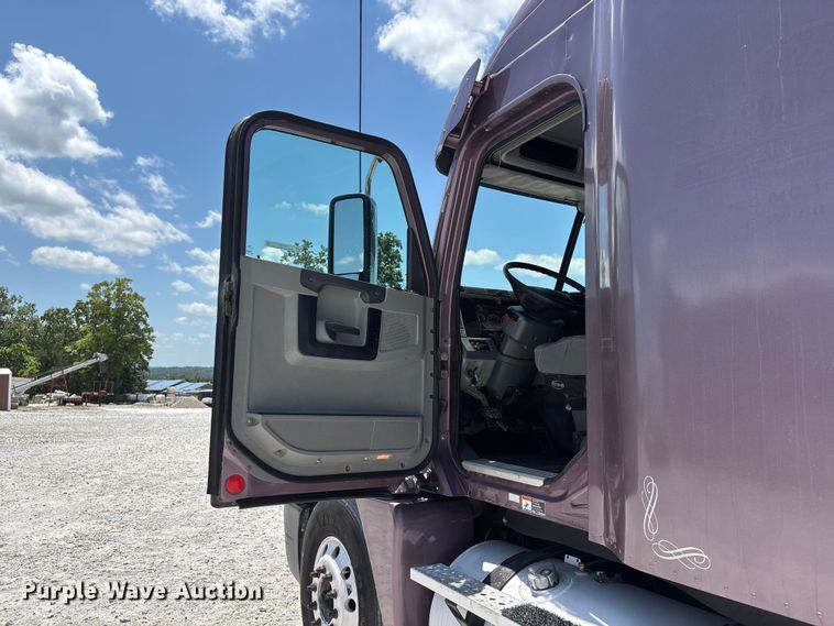 image for item ER3085 2017 Freightliner Columbia 120 Glider semi truck