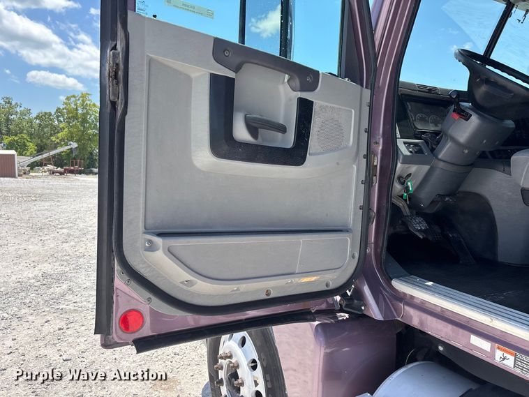 image for item ER3085 2017 Freightliner Columbia 120 Glider semi truck