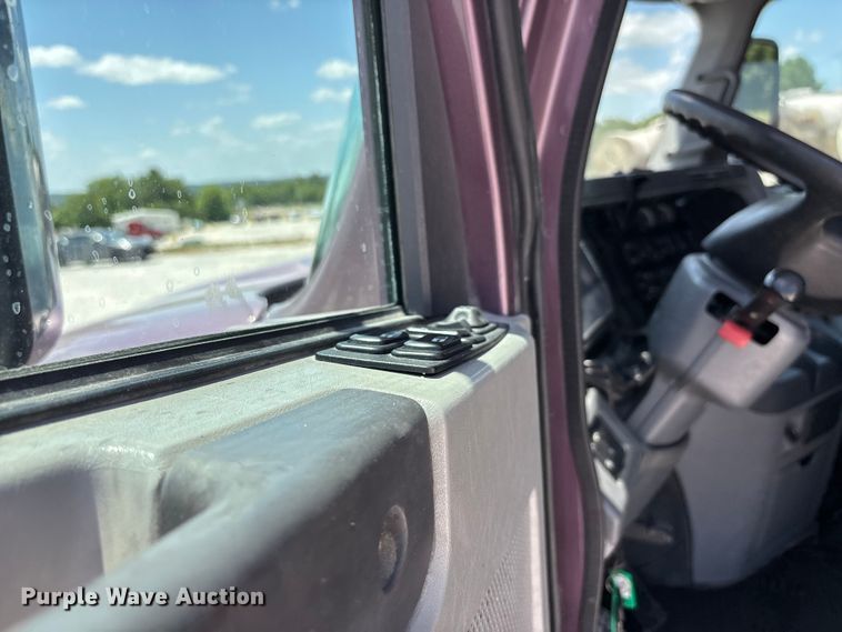 image for item ER3085 2017 Freightliner Columbia 120 Glider semi truck