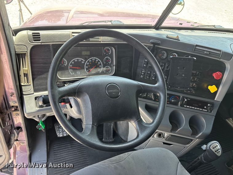 image for item ER3085 2017 Freightliner Columbia 120 Glider semi truck