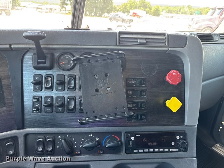 image for item ER3085 2017 Freightliner Columbia 120 Glider semi truck