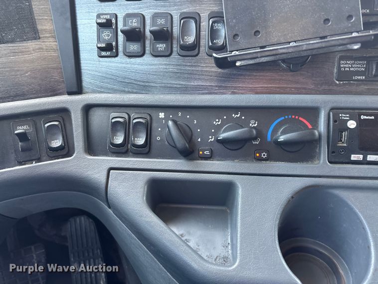 image for item ER3085 2017 Freightliner Columbia 120 Glider semi truck