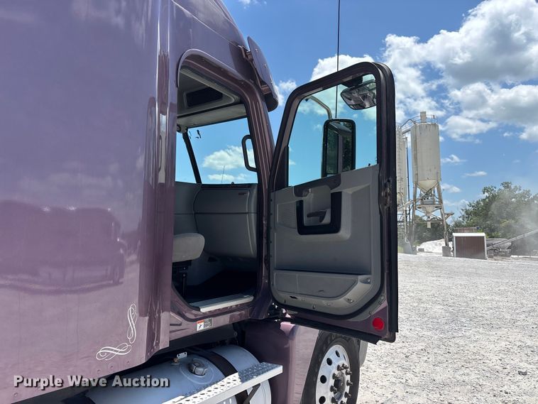 image for item ER3085 2017 Freightliner Columbia 120 Glider semi truck