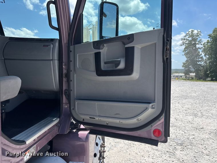 image for item ER3085 2017 Freightliner Columbia 120 Glider semi truck