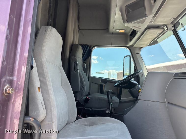 image for item ER3085 2017 Freightliner Columbia 120 Glider semi truck