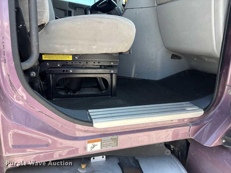 image for item ER3085 2017 Freightliner Columbia 120 Glider semi truck