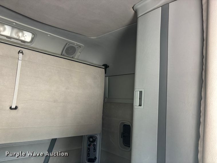 image for item ER3085 2017 Freightliner Columbia 120 Glider semi truck