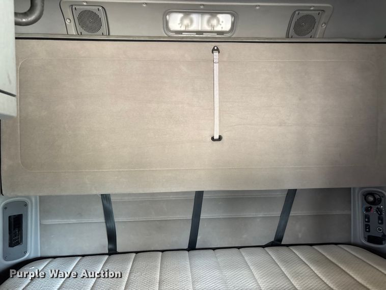image for item ER3085 2017 Freightliner Columbia 120 Glider semi truck