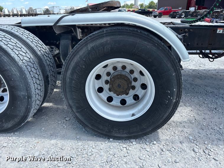 image for item ER3085 2017 Freightliner Columbia 120 Glider semi truck