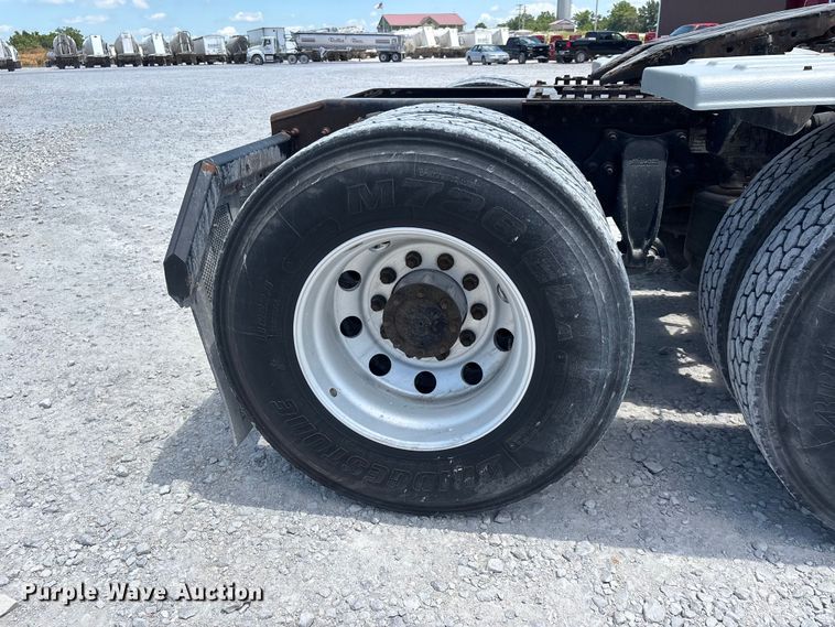 image for item ER3085 2017 Freightliner Columbia 120 Glider semi truck