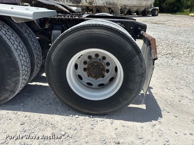 image for item ER3085 2017 Freightliner Columbia 120 Glider semi truck