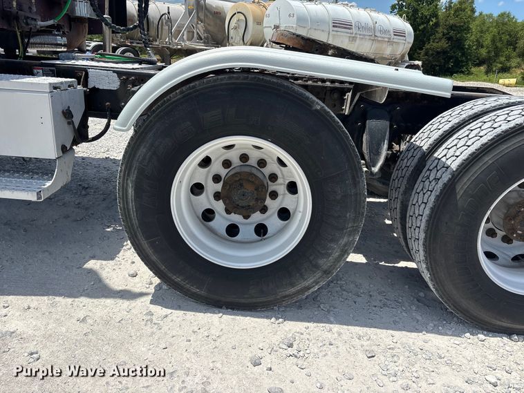 image for item ER3085 2017 Freightliner Columbia 120 Glider semi truck