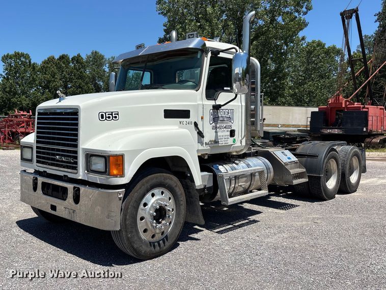 image for item ER3116 2012 Mack CHU613 semi truck