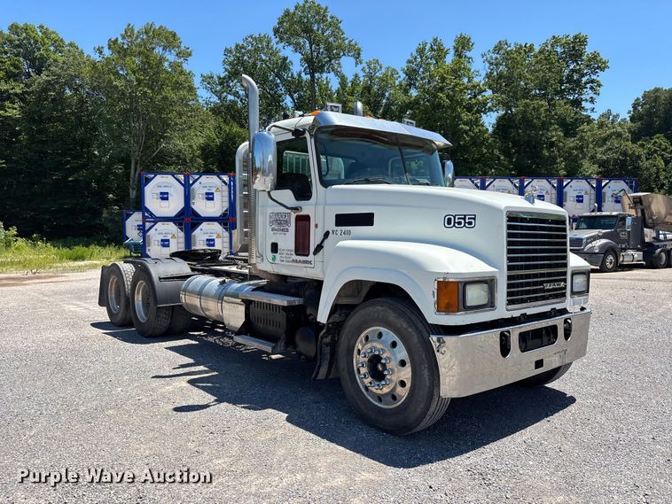 image for item ER3116 2012 Mack CHU613 semi truck