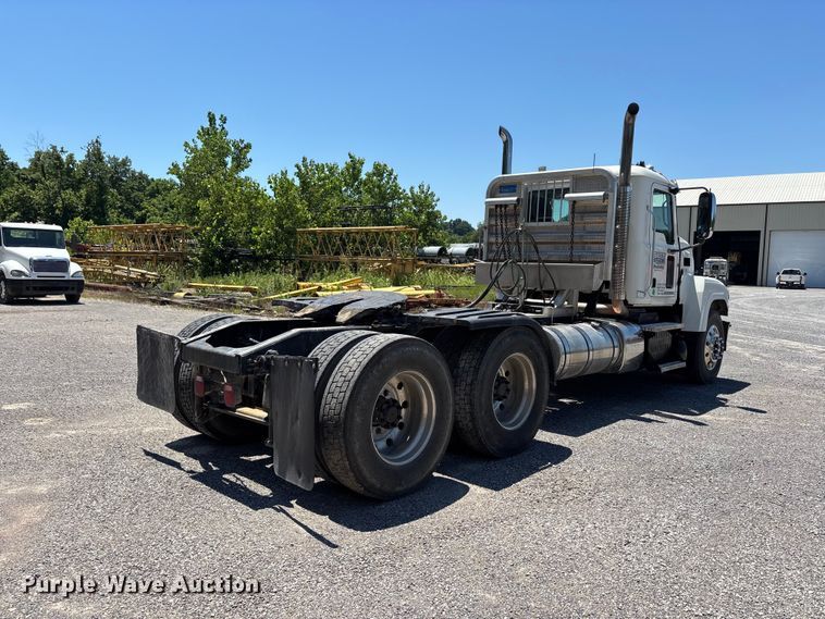 image for item ER3116 2012 Mack CHU613 semi truck