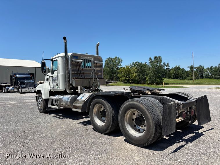 image for item ER3116 2012 Mack CHU613 semi truck